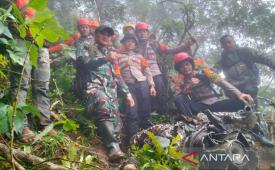 Tim SAR bertahan dirikan tenda di puncak Bukit Bulusaraung.