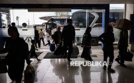 Pemilir berjalan membawa barang bawaan setibanya di Terminal Terpadu Pulo Gebang, Jakarta, Kamis (26/3/2026). Pengelola Terminal Terpadu Pulo Gebang (TTPG) mencatat hingga pukul 17.00 WIB sebanyak 3.945 pemilir dan 546 unit bus tiba di Terminal Terpadu Pulo Gebang. 