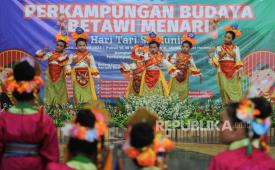 Sejumlah penari melakukan tarian saat peringatan Hari Tari Sedunia di Perkampungan Budaya Betawi Setu Babakan, Jakarta.