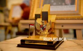 Plakat gelar pahlawan nasional terlihat saat pemberian gelar pahlawan nasional di Istana Negara, Jakarta, Senin (10/11/2025). Presiden Prabowo Subianto menganugerahkan gelar pahlawan nasional ke sepuluh tokoh, yakni Almarhum K.H. Abdurrahman Wahid, Almarhum Jenderal Besar TNI H. M. Soeharto, Almarhumah Marsinah, Almarhum Prof. Dr. Mochtar Kusumaatmadja, Almarhumah Hajjah Rahmah El Yunusiyyah, Almarhum Jenderal TNI (Purn) Sarwo Edhie Wibowo, Almarhum Sultan Muhammad Salahuddin, Almarhum Syaikhona Muhammad Kholil, Almarhum Tuan Rondahaim Saragih dan Almarhum Zainal Abidin Syah.