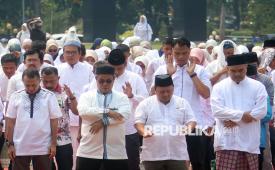 Warga bersama jajaran Pemerintah Kabupaten Bogor melaksanakan Sholat Istisqa di Alun-alun Kabupaten Bogor, Cibinong, Jawa Barat, Jumat (18/9/2026). Sholat tersebut digelar sebagai ikhtiar bersama untuk memohon turunnya hujan di tengah musim kemarau yang berlangsung cukup panjang.