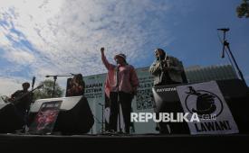 Penampilan Band Tanah Para Nabi saat menghibur massa dalam aksi solidaritas bertajuk #HarapanPalestina: Indonesia Tegas Lawan Israel & AS di depan Kedutaan Besar Amerika Serikat, Jakarta, Ahad (26/10/2025).