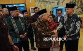 Wakil Presiden ke-13 Republik Indonesia Maruf Amin (tengah) berbincang dengan Wakil Ketua MUI Anwar Abbas (kanan) didampingi Gubernur Bank Indonesia Perry Warjiyo (kiri) saat menghadiri acara sarasehan di Gedung Bank Indonesia, Jakarta, Rabu (13/8/2025). Majelis Ulama Indonesia bekerjasama dengan Bank Indonesia menggelar kegiatan Sarasehan Nasional Ekonomi Syariah dalam rangka refleksi Kemerdekaan RI tahun 2025 dengan tema Menjadikan Indonesia Pusat Ekonomi Syariah Dunia. Kegiatan tersebut merupakan upaya pengembangan ekonomi syariah dalam newujudkan Indonesia sebagai pusat ekonomi syariah global dengan menjalin sinergitas antar lintas pihak sehingga dapat membangun ekosistem ekonomi syariah yang inklusif dan berdaya saing.