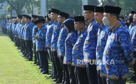 Aparatur Sipil Negara (ASN) mengikuti upacara di Lapangan Gasibu, Kota Bandung, Jawa Barat.