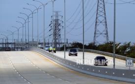 Kendaraan roda empat melintas di jalan tol Serpong Balaraja (Serbaraja) Seksi 1B (Simpang Susun CBD - Simpang Susun Legok) di kawasan Pagedangan,  Kabupaten Tangerang, Banten, Senin (30/9/2024). Kementerian PUPR resmi mengoperasikan fungsional Tol Serbaraja Seksi 1B sepanjang 5,5 km mulai Senin (30/9), yang diharapkan dapat memperkuat konektivitas antara pusat ekonomi dan kawasan perumahan di wilayah Kabupaten Tangerang dan dapat mempersingkat waktu tempuh dari dan menuju Jakarta. 