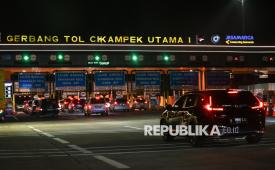 Kendaraan melintas di Gerbang Tol Cikampek Utama 1 di Kabupaten Karawang, Jawa Barat, Sabtu (14/3/2026) malam.