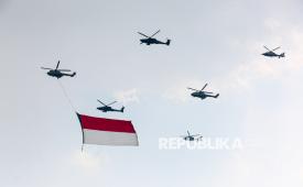 Helikopter dari TNI dan Polri membentangkan bendera Merah Putih saat Upacara Peringatan Detik-Detik Proklamasi Kemerdekaan ke-81 Republik Indonesia di Istana Merdeka, Jakarta, Senin (17/8/2026).