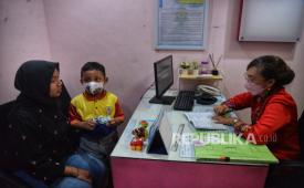 Anak dan ibu berkonsultasi dengan dokter (ilustrasi). Menurut IDAI, terdapat enam kelompok anak yang paling rentan sakit akibat cuaca panas El Nino.
