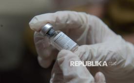 Tenaga kesehatan menyiapkan vaksin sebelum disuntikkan bagi calon jamaah haji di Puskesmas Cilincing, Jakarta, Selasa (14/4/2026). Sejumlah calon jamaah haji menjalani vaksinasi sebagai syarat keberangkatan ke Tanah Suci. Langkah ini penting untuk menjaga kesehatan selama menjalankan ibadah haji. Vaksin yang diberikan meliputi vaksin polio dan meningitis. Hingga hari ini, Puskesmas Cilincing telah melaksanakan vaksinasi tersebut bagi 264 calon jamaah haji.