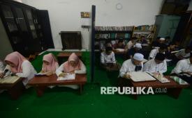 Sejumlah warga binaan pemasyarakatan mengikuti kegiatan keagamaan membaca Alquran bersama di Rumah Tahanan Negara (Rutan) Kelas II B, Salatiga, Jawa Tengah, Kamis (26/2/2026). Rutan Salatiga menggelar kegiatan keagamaan tadarus atau membaca Alquran selama bulan suci Ramadhan 1447 H untuk meningkatkan ketakwaan dan ilmu agama Islam bagi warga binaan. 