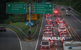 Kendaraan melaju perlahan di Jalan Tol Trans Jawa ruas Semarang-Solo KM 428A, Jatingaleh, Semarang, Jawa Tengah, Sabtu (14/3/2026). 