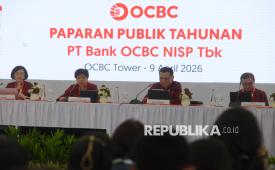 Presiden Direktur OCBC Parwati Surjaudaja (dua kiri) bersama jajaran direksi memberikan keterangan saat paparan publik tahunan PT Bank OCBC NISP Tbk di Jakarta, Kamis (8/5/2026). PT Bank OCBC NISP Tbk memutuskan pembagian dividen tunai dalam Rapat Umum Pemegang Saham Tahunan (RUPST) 2026. Dalam rapat tersebut menyepakati pembagian dividen sebesar Rp 45 per saham dengan total nilai dividen yang digelontorkan mencapai Rp 1,03 triliun.