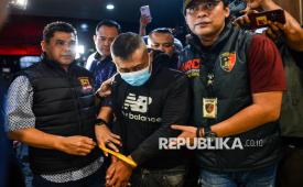 Petugas menggiring tersangka kasus dugaan penyekapan dan penganiayaan berat Taufik Hidayat (tengah) setibanya di Polda Jabar, Bandung, Jawa Barat, Selasa (23/6/2026). Polda Jabar menangkap Taufik Hidayat yang berstatus daftar pencarian orang di Kawasan Majalaya, Kabupaten Bandung yang selanjutnya akan diperiksa atas kasus penyekapan dan penganiayaan berat terhadap seorang wanita berinisial YTR selama tiga tahun. 