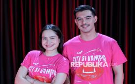Aktor pemeran film Siti Vampir Satine Zaneta (kiri) dan Ciccio Manassero (kanan) berpose saat berkunjung ke kantor Republika, Jakarta, Senin (7/8/2026).