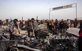 Warga Palestina memeriksa kerusakan setelah tentara Israel menyerang sebuah kamp di daerah yang diperuntukkan bagi para pengungsi di Rafah, Jalur Gaza selatan, 27 Mei 2024. 