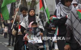 Massa yang tergabung dalam Solidaritas Seni untuk Palestina menggelar aksi solidaritas untuk Palestina bertajuk Stop Bombing Gaza dalam rangka 1000 hari Genosida, di Jalan Asia Afrika, Kota Bandung, Sabtu (4/7/2026). Aksi tersebut menjadi bentuk dukungan terhadap warga Palestina yang terdampak konflik berkepanjangan.