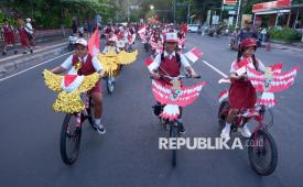 Sejumlah pelajar menampilkan sepada hias saat berpartisipasi dalam Karnaval Pancasila di Denpasar, Bali, Senin (1/6/2026). Ratusan peserta dari berbagai paguyuban, seniman, dan pelajar mengikuti Karnaval Pancasila untuk memperingati Hari Lahir Pancasila, sekaligus momentum untuk memperkuat persatuan, menjaga kerukunan, dan menumbuhkan nasionalisme. 