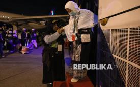 Petugas membantu jamaah calon haji.