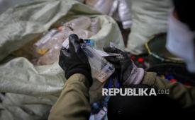 Pekerja memilah sampah untuk didaur ulang di Rumah Pemulihan Material (RPM) Waste4Change, Bekasi, Jawa Barat, (ilustrasi)