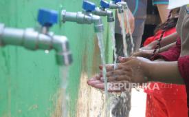 Anak-anak mencuci tangan memanfaatkan fasilitas air bersih di Desa Ridogalih, Kabupaten Bekasi, Bekasi, Jawa Barat, Kamis (13/07/2023). 
