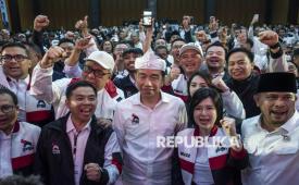 Presiden ketujuh Joko Widodo (tengah) 