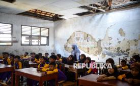 Siswa mengikuti kegiatan belajar mengajar di Madrasah Ibtidaiyah Mathlaul Anwar Hayatul Jadidah, Desa Margamulya, Lebak, Banten, Sabtu (26/7/2025). Menteri Agama (Menag), Nasaruddin Umar mengusulkan tambahan anggaran 2026 sebesar Rp24,8 triliun.