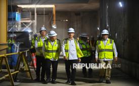 Wakil Presiden Gibran Rakabuming Raka (tengah) didampingi Gubernur DKI Jakarta Pramono Anung (kanan), Menteri Perhubungan Dudy Purwagandhi (kedua kiri), Direktur Utama MRT Jakarta (Perseroda) Tuhiyat (kedua kanan), dan Direktur Jenderal Perkeretaapian Allan Tandiono (kiri) meninjau tunnel MRT Harmoni-Sawah Besar di Jakarta, Selasa (12/5/2026). Wapres meninjau progres Moda Raya Terpadu (MRT) Fase 2A Harmoni-Sawah Besar untuk memastikan operasional MRT berjalan sesuai tenggat waktu yakni pada akhir 2027 untuk rute Bundaran HI-Monas. 