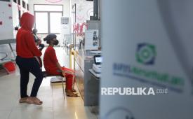 Warga memeriksa kesehatannya di salah satu Rumah Sakit di Jakarta, Kamis (21/8/2025). Pemerintah berencana menaikkan tarif iuran BPJS Kesehatan secara bertahap mulai 2026. Rencana tersebut tercantum dalam Buku II Nota Keuangan beserta Rancangan Anggaran Pendapatan dan Belanja Negara (RAPBN) 2026.