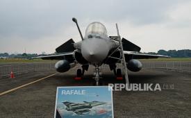 Jet tempur Rafale dipamerkan di Terminal Selatan Lanud Halim Perdanakusuma, Jakarta Timur, Kamis (3/11/2022). Pameran berbagai jenis pesawat tempur, angkut, dan helikopter merupakan rangkaian dari Indo Defence 2022 yang dipusatkan di JIExpo, Kemayoran, Jakarta Pusat yang berlangsung pada 2-5 November 2022.