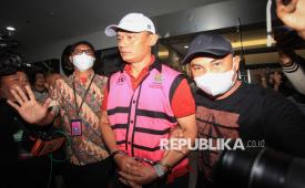 Petugas membawa Ketua Pengadilan Negeri Jakarta Selatan Muhammad Arif Nuryanta (tengah) menuju mobil tahanan setelah ditetapkan sebagai tersangka dalam kasus dugaan suap penanganan perkara di Kejaksaan Agung, Jakarta, Sabtu (12/4/2025).