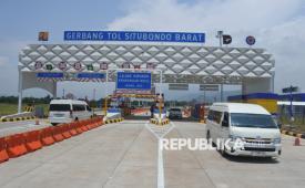 Kendaraan pemudik melewati Gerbang Tol Situbondo Barat di Situbondo, Jawa Timur, Sabtu (14/3/2026). PT Jasa Marga Probolinggo Banyuwangi membuka secara fungsional ruas Tol Probolinggo-Situbondo-Banyuwangi (Prosiwangi) dari Gerbang Tol Gending, Probolinggo menuju Situbondo Barat sepanjang 50 kilometer pada 14-29 Maret 2026 untuk mendukung kelancaran arus mudik dan balik Lebaran. 