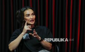Pemeran film Pasukan 1000 Janda Atiqah Hasiholan saat berkunjung ke Republika, Jakarta, Senin (21/9/2026). Film produksi Manara Studios yang disutradarai oleh Archie Hekagery ini mengankat kisah nyata pejuang dan pahlawan nasional asal Aceh yakni Laksamana Malahayati beserta pasukan elit Inong Bale dalam melawan penjajah. Film kolosan bergenre historical fantasy action ini akan tayang perdana di bioskop pada tanggal 12 November 2026 mendatang.