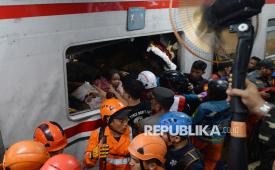 Petugas gabungan berusaha mengevakuasi korban kecelakaan KRL Commuterline dan KA Argo Bromo Anggrek relasi Gambir-Surabaya Pasar Turi yang masih terjebak dalam gerbong di Stasiun Bekasi Timur, Bekasi, Jawa Barat, Selasa (28/4/2026). Kecelakaan KRL Commuterline dan KA Argo Bromo Anggrek menyebabkan 7 orang penumpang meninggal dunia, dan 81 penumpang luka-luka dan dirawat.