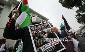 Massa yang tergabung dalam Aliansi Bela Palestina Boikot Israel (Ababil) menggelar aksi memperingati tiga tahun Thufanul Aqsa di depan Gedung Merdeka, Kota Bandung, Rabu (7/10/2026).