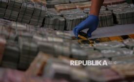 Petugas menata barang bukti hasil penyidikan kasus dugaan korupsi dan tindak pidana pencucian uang (TPPU) saat konferensi pers, di Gedung Promoter Polda Metro Jaya, Jumat (10/7/2026).