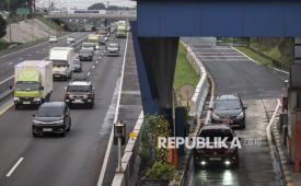 Kendaraan melaju perlahan saat memasuki Gerbang Tol Jatingaleh 2 di Semarang, Jawa Tengah, Jumat (25/4/2025). PT Jasamarga Transjawa Tol memberlakukan penyesuaian tarif untuk ruas Tol Semarang ABC (Manyaran-Srondol-Kaligawe) yang mengalami peningkatan sebesar Rp500 dan akan mulai berlaku pada 26 April 2025 pukul 00.00 WIB. 