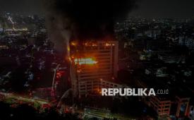 Kebakaran melanda Gedung Badan Pendapatan Daerah (Bapenda) DKI Jakarta di Jalan Abdul Muis, Jakarta, Jumat (7/8/2026) malam. Kobaran api terlihat membakar bagian gedung setelah kebakaran dilaporkan terjadi sekitar pukul 21.30 WIB.