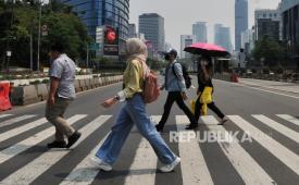 Warga beraktivitas di kawasan Sudirman, Jakarta, Selasa (29/10/2024). Berdasarkan hasil olahan Survei Angkatan Kerja Nasional Agustus 2024, sekitar 19,29 juta pekerja atau 13,34 persen dari total pekerja di Indonesia memiliki pekerjaan tambahan. 