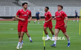Pemain Timnas Indonesia saat sesi latihan di Stadion Madya, Kompleks Stadion Utama Gelora Bung Karno (SUGBK), Jakarta, Selasa (24/3/2026). Latihan tersebut digelar untuk mempersiapkan pertandingan dalam laga FIFA Series 2026 yang mempertemukan antara Timnas Indonesia, Bulgaria, Saint Kitts and Nevis dan Kepulauan Solomon. Latihan tersebut diikuti oleh 15 pemain dengan komposisi 10 pemain lokal dan lima pemain abroad diantaranya Elkan Baggott, Ole Romeny, Sandy Walsh, Ramadhan Sananta dan Maarten Paes.