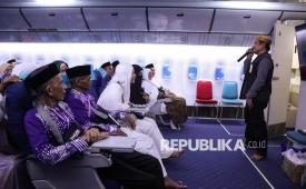 Jamaah calon haji (JCH) mendengarkan penjelasan petugas di dalam replika (mock up) pesawat di Asrama Haji Makassar, Sulawesi Selatan, Rabu (7/5/2025). Fasilitas mock up pesawat tersebut sebagai sarana untuk membimbing JCH embarkasi Makassar khususnya bagi calon haji yang pertama kali naik pesawat dan para lansia tentang cara menggunakan toilet hingga tayammum dan shalat selama penerbangan menuju dan kembali dari Arab Saudi. 