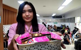 Sekotak cokelat yang akan dibagikan kepada penumpang KA Bandara Stasiun Yogyakarta-Bandara YIA di Stasiun KA Bandara Yogyakarta, Selasa (14/2/2023). Pembagian cokelat kepada penumpang KA Bandara ini bersamaan dengan Hari Kasih Sayang atau Valentine setiap 14 Februari. Namun, cokelat kaan diberikan kepada penumpang yang sudah mengunduh aplikasi KA Bandara. Pembagian ini dilakukan di Stasiun KA Bandara Yogyakarta, Stasiun KA Bandara Wates, dan Stasiun KA Bandara Internasional Yogyakarta.