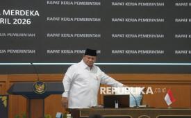 Presiden Prabowo Subianto bersiap memberikan taklimat saat rapat kerja pemerintah bersama anggota Kabinet Merah Putih, pejabat eselon I kementerian/lembaga, serta direktur utama BUMN di Istana Merdeka, Jakarta, Rabu (8/4/2026). Rapat kerja yang dihadiri oleh lebih kurang 800 pejabat yang terdiri atas menteri, wakil menteri sampai dengan pejabat eselon I kementerian/lembaga dan direksi BUMN tersebut bertujuan memperkuat koordinasi, menyatukan arah kebijakan, serta meningkatkan sinergi seluruh unsur pemerintahan dalam menghadapi tantangan nasional dan global. Selain itu dalam kesempatan tersebut juga menyampaikan arahan strategis setelah satu setengah tahun pemerintahan berjalan.