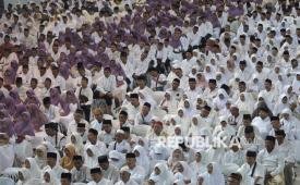 Jamaah calon haji mengikuti upacara pelepasan di Kabupaten Kediri, Jawa Timur, Selasa (7/4/2026). Sebanyak 1.275 jamaah calon haji dari Kabupaten Kediri akan diberangkatkan menuju tanah suci dalam 4 kloter. 