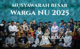 Istri Presiden keempat RI Sinta Nuriyah Abdurrahman Wahid (tengah) foto bersama peserta usai Musyawarah Besar Warga NU di Ciganjur, Jakarta, Ahad (21/12/2025). Dalam musyawarah besar Warga NU yang mengusung tema Mengembalikan NU kepada Jamaah untuk Kemaslahatan Bangsa dan Kelestarian Alam menghasilkan seruan untuk mempercepat pelaksanaan Muktamar ke-35 NU yang memiliki kekuatan hukum dan legal apabila tidak tercapai maka diselenggarakan Muktamar Luar Biasa (MLB) serta jabatan Rais Aam dan Ketua Umum PBNU bersih dari politik dan intervensi pihak luar. 