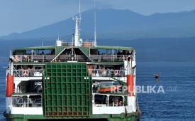 Kapal feri yang mengangkut pemudik menyeberang dari Bali menuju Banyuwangi, Jawa Timur di Selat Bali,.