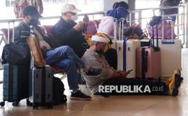 Calon penumpang pesawat berada di Bandara Halim Perdanakusuma, Jakarta, Senin (7/9/2026). Bandara Soekarno-Hatta dan Bandara Halim Perdanakusuma lanjut ditutup hingga pukul 18.00 WIB akibat dampak sebaran abu vulkanik Gunung Anak Krakatau.
