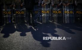 Personel Kepolisian berjaga saat membubarkan massa aksi di kawasan PejomponganI, Jakarta, Kamis (27/8/2026). Aksi massa terkait desakan pengesahan Rancangan Undang-Undang (RUU) Perampasan Aset tersebut belangsung hingga  sekitar pukul 21.00 WIB. Saat personel Kepolisian melakukan pembubaran massa aksi sekiatr pukul 20.00 WIB, massa melakukan perlawanan hingga terjadi bentrokan.