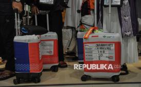Jamaah haji menunggu jam keberangkatan di Terminal Khusus Haji dan Umroh di Terminal 2F, Bandar Udara Internasional Soekarno Hatta, Tangerang, Banten, Ahad (4/5/2025). Terminal Khusus Haji dan Umroh tersebut menyediakan 10 konter imigrasi dengan jalur tersendiri bagi jamaah haji Indonesia yang akan berangkat ke tanah suci sehingga para jamaah haji tidak perlu mengantre di konter imigrasi setibanya di Arab Saudi. Selain itu terminal tersebut juga dapat menampung jamaah sebanyak 94 juta orang per tahun. Keberadaan Terminal Khusus Haji dan Umroh diharapkan mampu memberikan pelayanan terbaik bagi jamaah dengan sejumlah fasilitas ruang tunggu yang nyaman dan luas serta memiliki jalur khusus untuk proses imigrasi. Pada musim haji 2025, Indonesia mendapatkan kuota jemaah haji sebanyal 221.000 orang yang terdiri dari 203.320 jemaah haji reguler dan 17.680 jemaah haji khusus