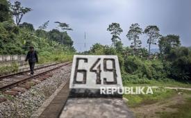 Warga berjalan menyusuri rel kereta api non aktif di Stasiun Tagogapu, Padalarang, Kabupaten Bandung Barat, Jawa Barat, Rabu (16/4/2025). Pemerintah Daerah Provinsi Jawa Barat berencana melakukan reaktivasi 11 jalur kereta api diantaranya Banjarjulang, Bandung-Ciwidey, Garut-Cikaceng, Rancaekek-Tanjungsari dan Cipatat-Padalarang guna mempercepat mobilitas masyarakat serta membuka akses ekonomi dan pariwisata di daerah yang sebelumnya sulit dijangkau. 