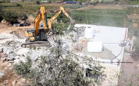 Tentara Israel berjaga-jaga saat buldoser militer menghancurkan sebuah rumah Palestina di kota Hebron, Tepi Barat, 03 Oktober 2022. Menurut pihak berwenang Israel, rumah itu dihancurkan karena dibangun tanpa izin.